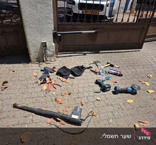 החלפה והתקנה של מנוע זרוע לשער חשמלי במהלך עבודה